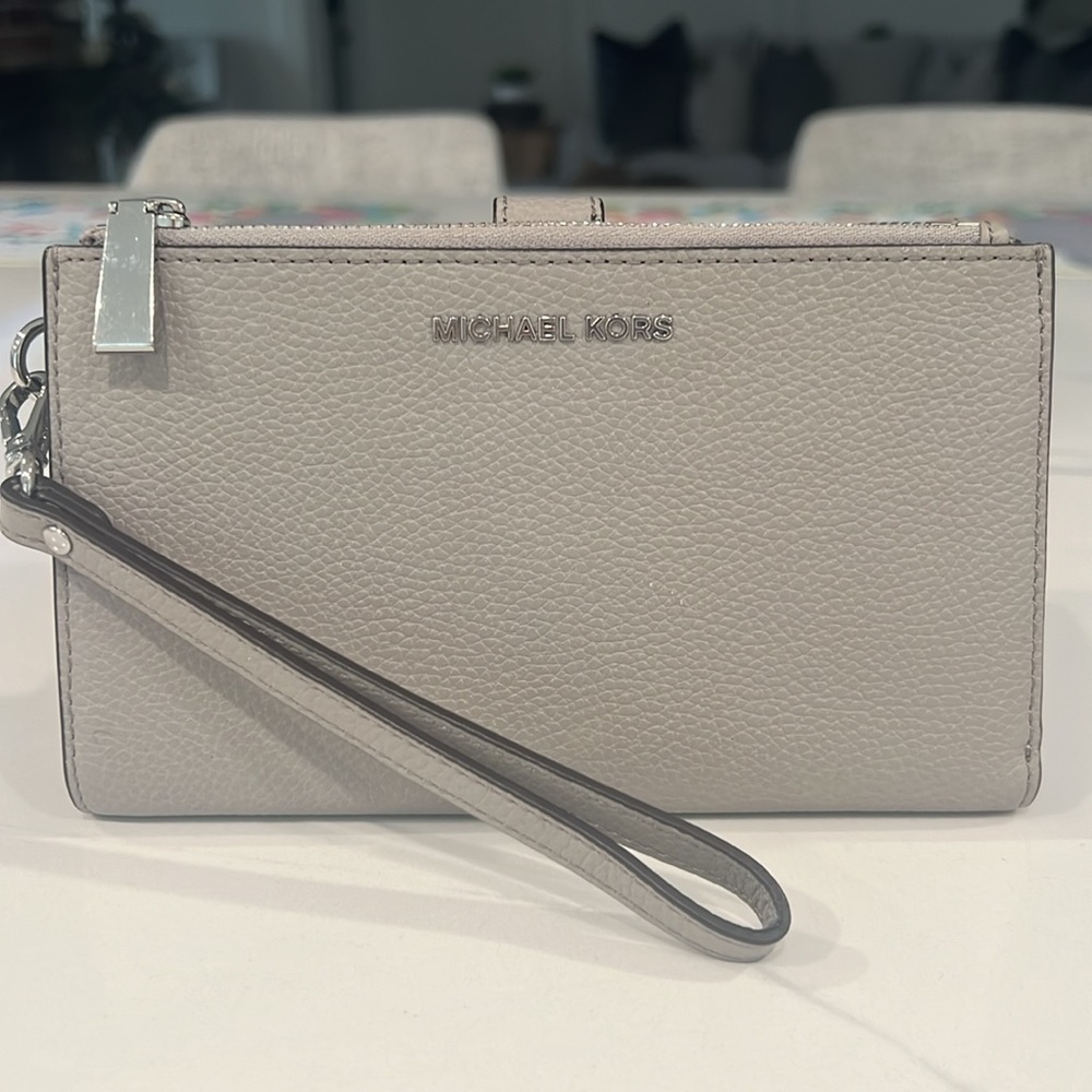 Cute. Michael Kors WRISTLET. - Picture 8 of 12